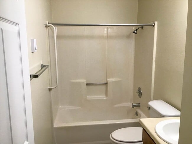 Photo - Warsaw Apartments Unit 04
