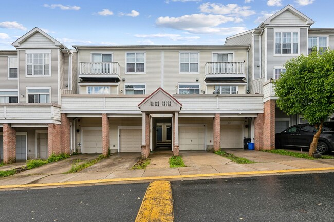 Bright & Spacious 3BR Townhome with Garage... - Bright & Spacious 3BR Townhome with Garage...