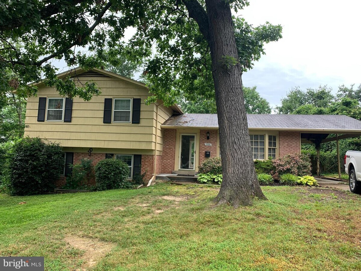 Photo - 2300 William and Mary Dr House