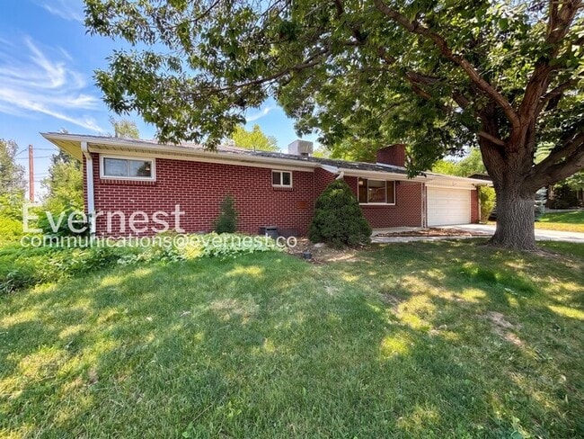 Photo - 4bed/2bath single family home in Denver with fenced yard/ Available now!