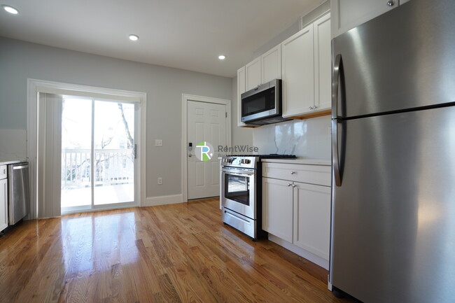 Building Photo - 372 Beacon St Unit 6 Rental