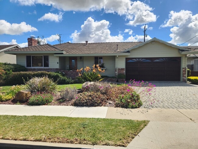 Building Photo - 1231 Padre Dr