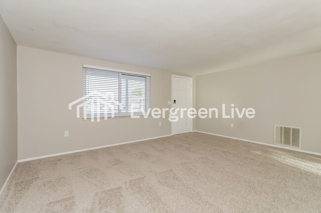 Photo - 3430 Peterborough St