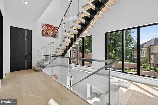 Photo - 4509 Foxhall Cres NW