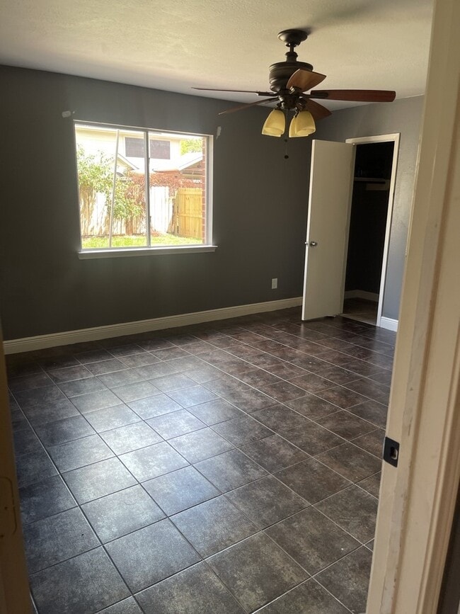 Building Photo - 723 N Vista Dr Rental
