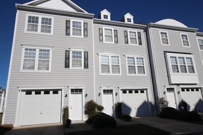 Spacious, unfurnished town home that is lo... - Spacious, unfurnished town home that is lo...