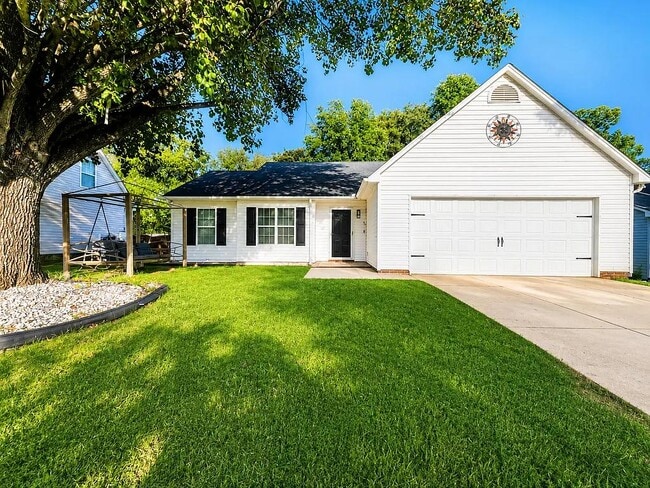 Building Photo - 9 Green Oak Dr