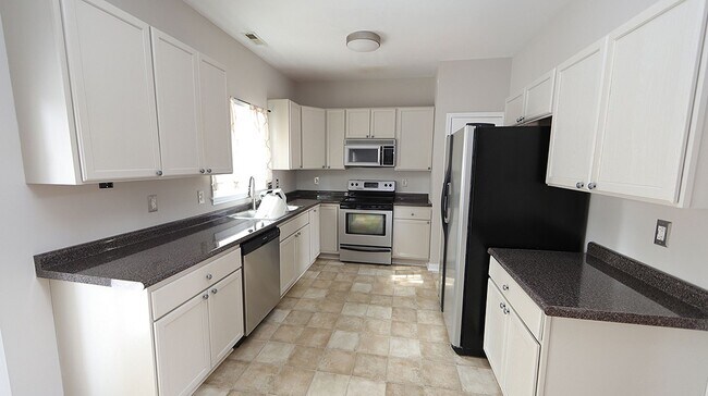 Photo - 4 Bedroom Home in desirable Grove Park Community