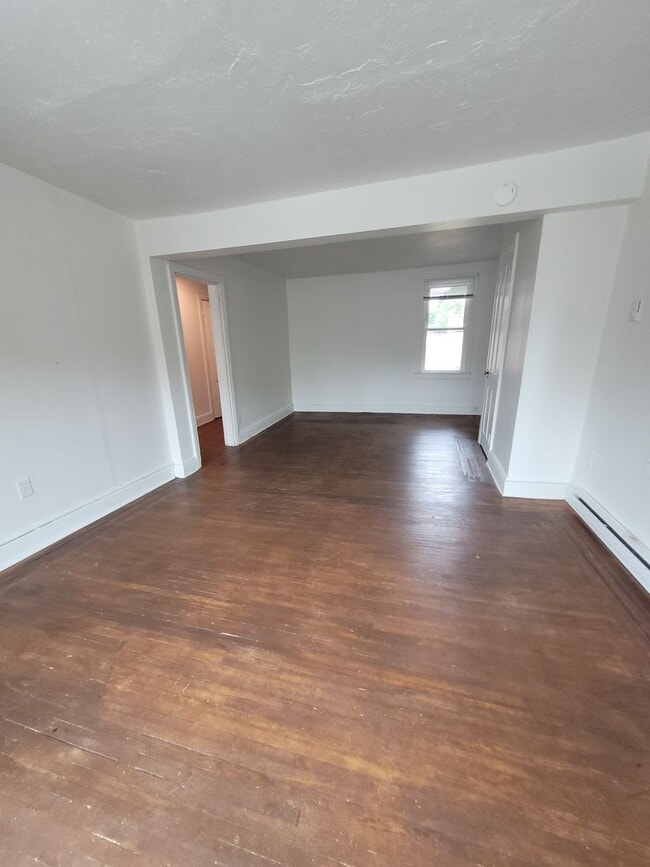 Building Photo - 565 W Market St Unit Apt 2