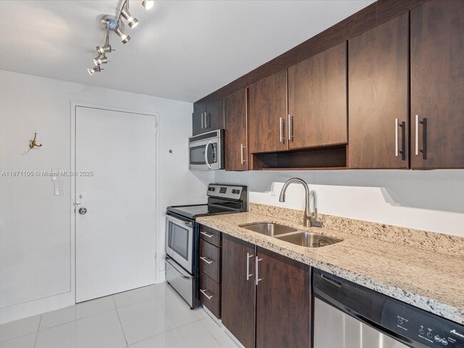 Photo - 9800 W Bay Harbor Dr Unidad 308