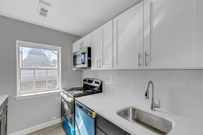 Kitchen - Parkside Apartments