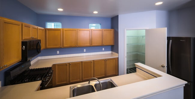 Photo - 7609 Rushmore Way NE