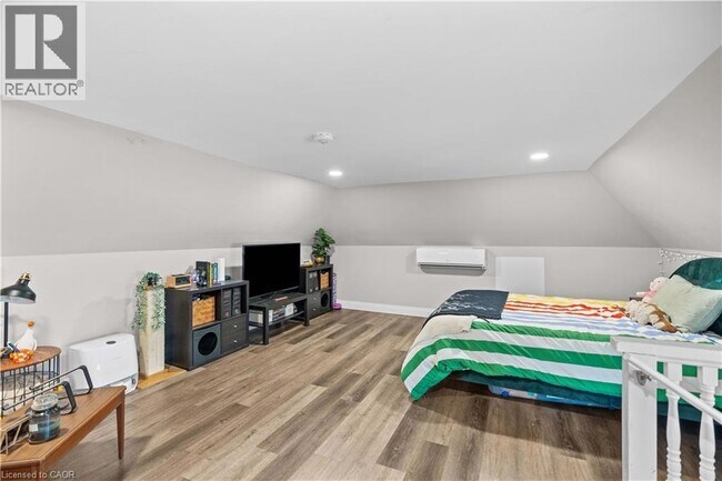 Photo - 20 Holton Ave S