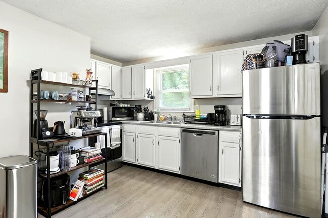 859 Mammoth Rd Unit 3
