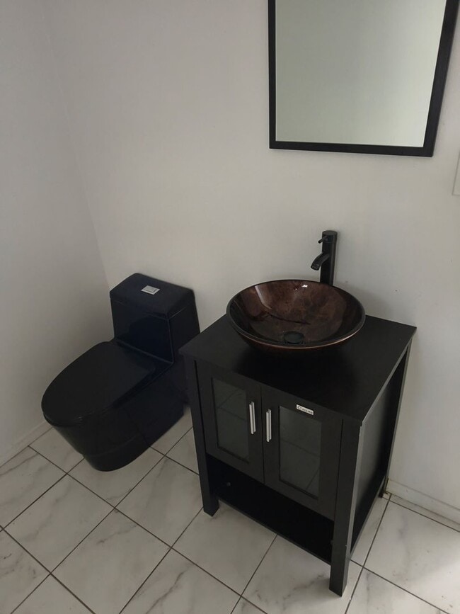 Photo - Avenue B Unidad Lower Rear