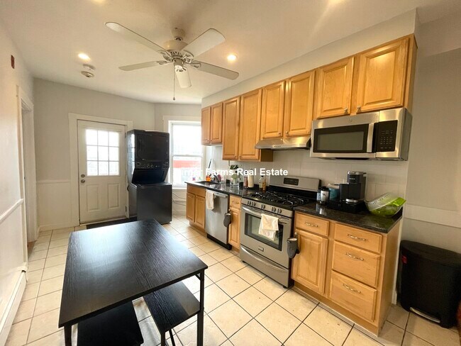 Building Photo - 27 Lambert St Unit 3F