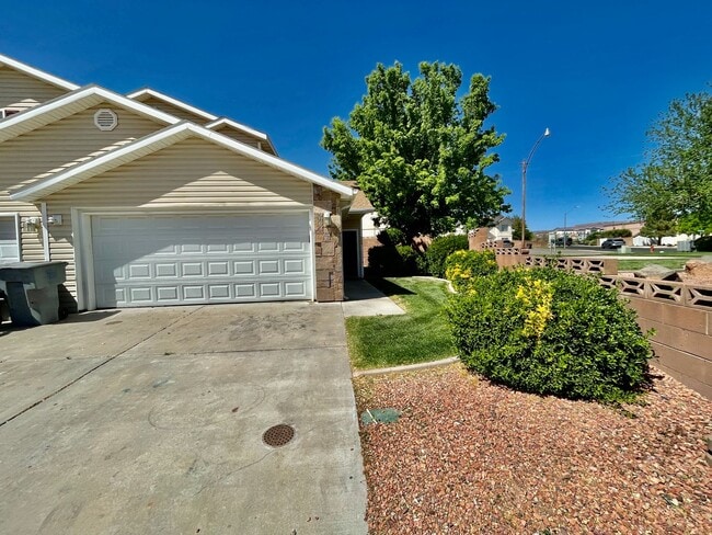 Building Photo - Pet-Friendly Three Bedroom Townhome in Hurricane