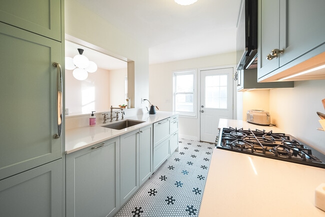 Photo - 2040 Montreal Ave