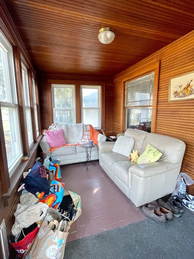 Photo - 2080 Roblyn Ave