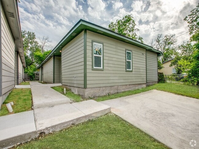 Building Photo - 2910 S Laredo St Rental