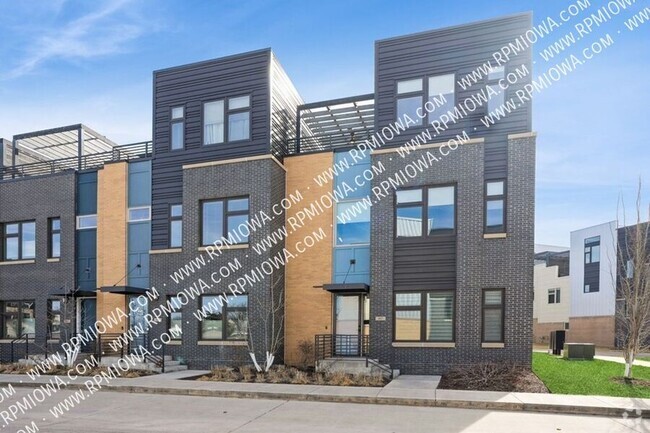 Building Photo - LUXURY TOWNHOME!! 3 Bed 3.5 Bath Townhome ...