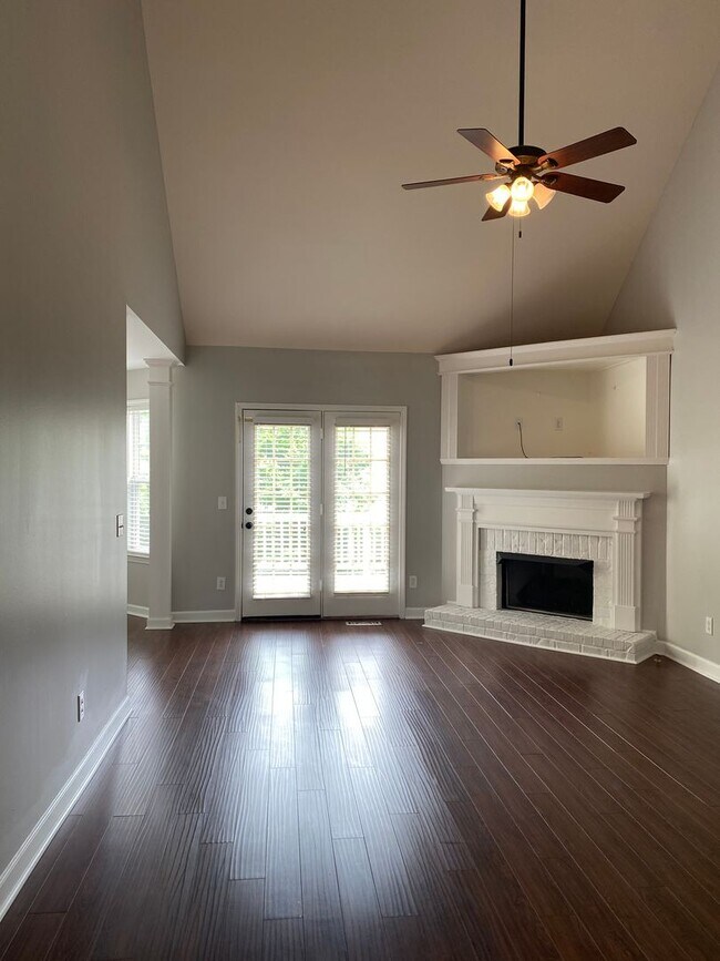 3 BR, 2 BA, 2 Car Garage, Fenced in Yard, House House Rental in