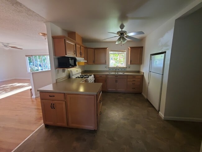844 Kern St