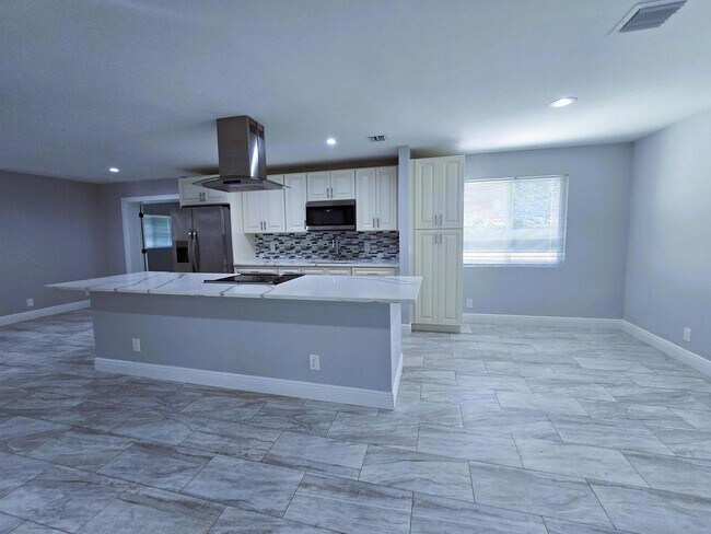 Photo - 324 S Chillingworth Dr