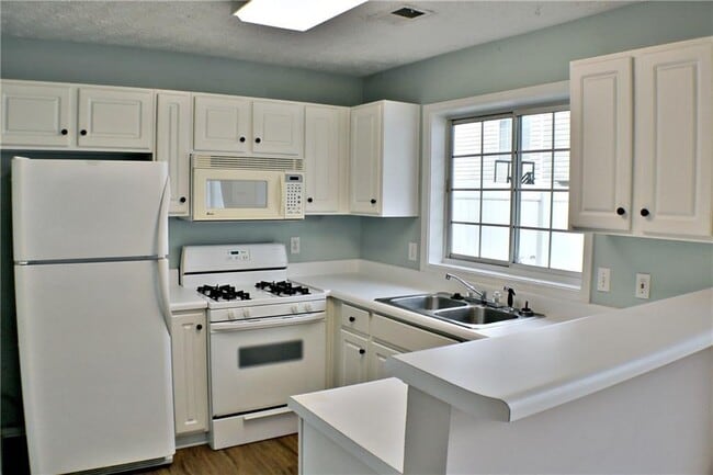 Photo - 383 Windcroft Cir NW