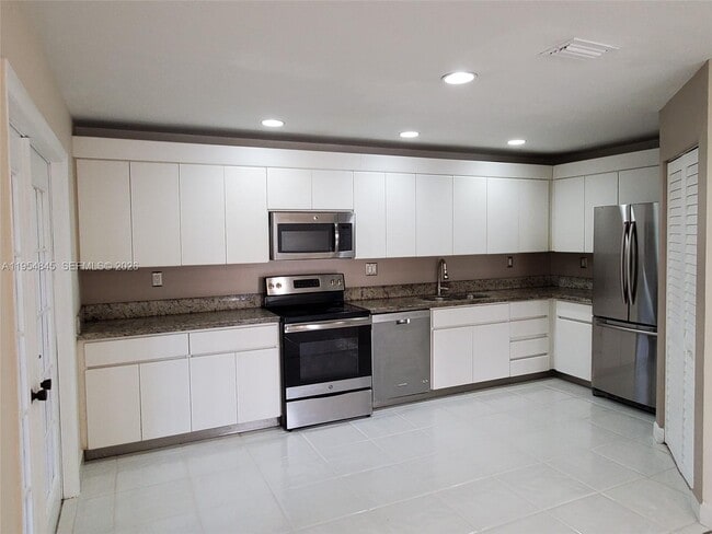 Building Photo - 561 Racquet Club Rd