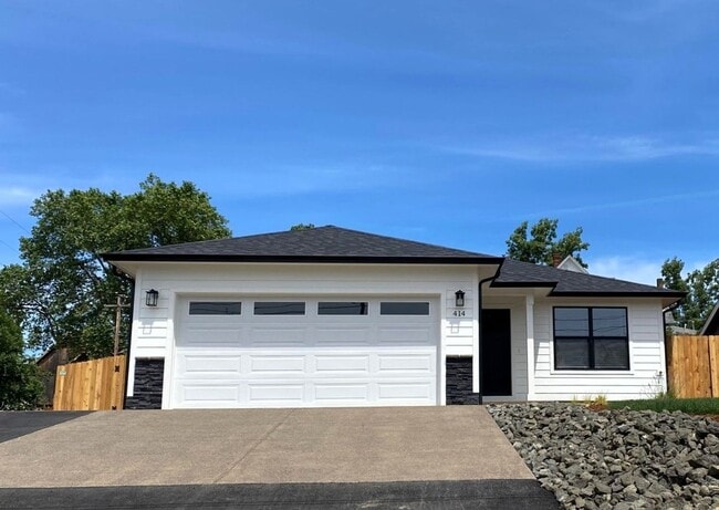 Building Photo - ~Brand New House in Oakland~