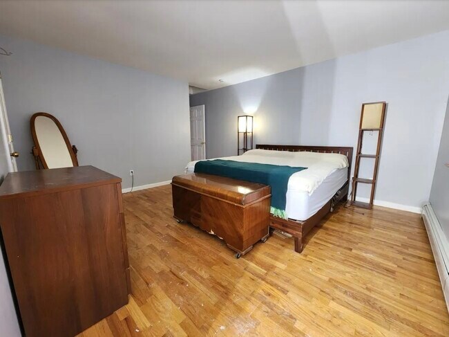 Dormitorio principal con vestidor y baño principal. - 103 Prescott Ave