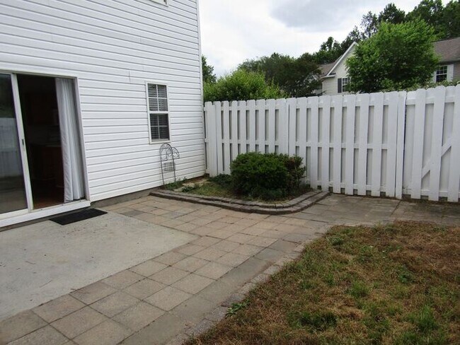 Photo - Great location! This Maplecrest townhome i...