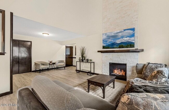 2803 N Carefree Cir