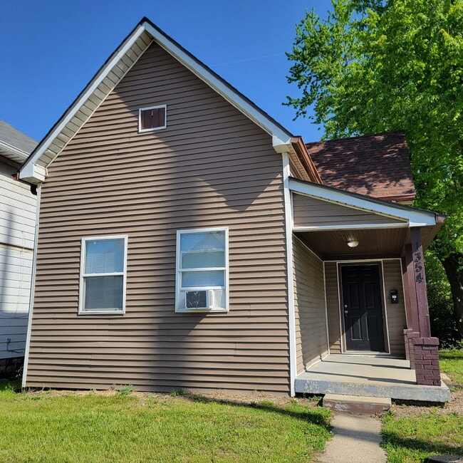 Building Photo - Must See! / 3 Bedrooms 2 Full Baths