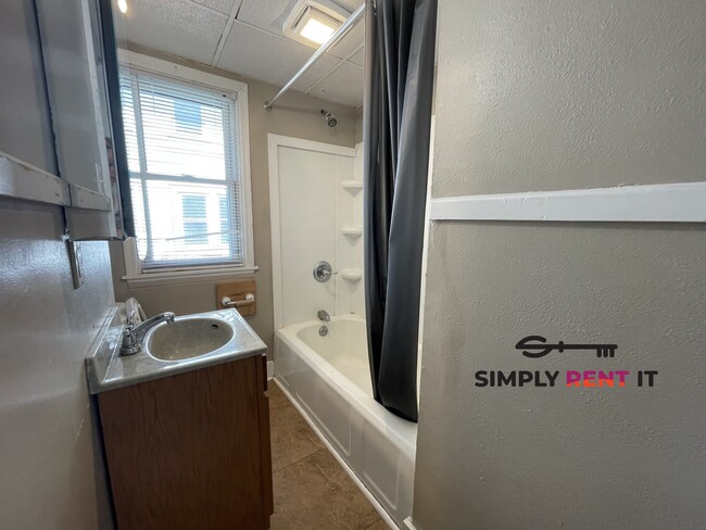 Photo - 2 Bedroom Near Campus Available Now!