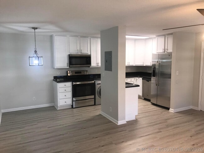 Building Photo - 120 N Lakeside Dr Unit Apartment 1
