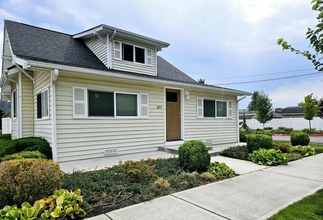 Building Photo - Charming house in desirable downtown Sumner