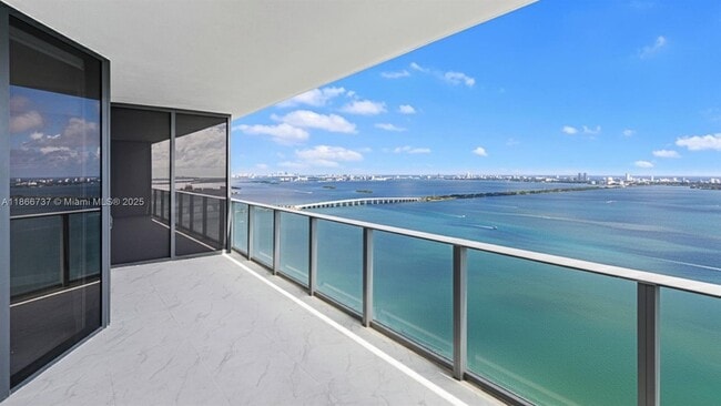 Building Photo - 700 NE 24th St Unit 4206