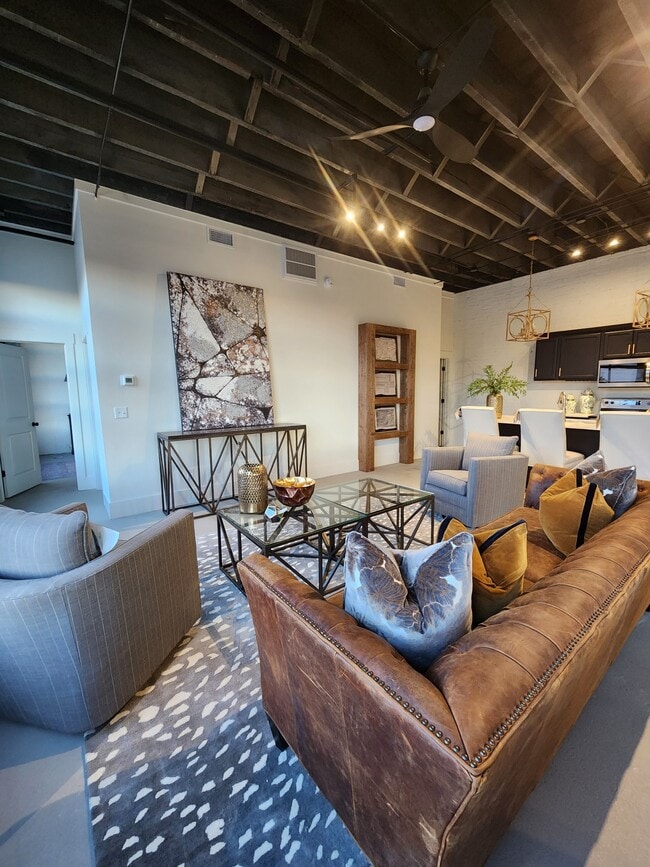 Photo - 501 Main St S