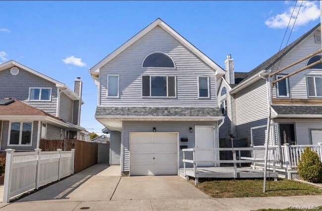 Building Photo - 715 E Walnut St Unit Upper