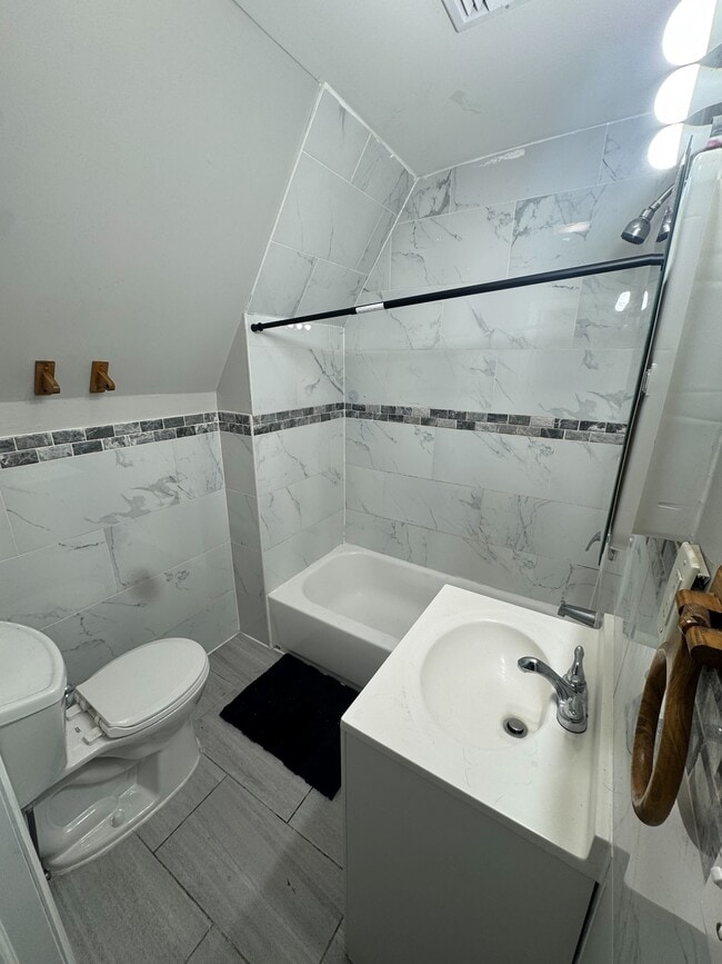 Building Photo - 129 Hobson St Unit 3