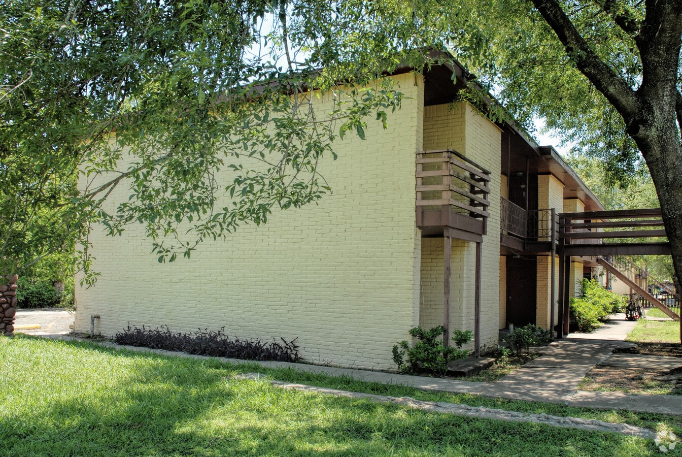 Rustic Oaks Apartments - The Oberon