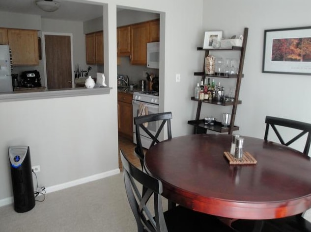Comedor con vistas a la cocina. - 1266 Bradwell Ln Unidad D