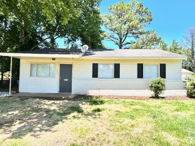 Building Photo - 3 BEDROOM/ 1 BATH COTTAGE WITH LARGE BACK ... Rental