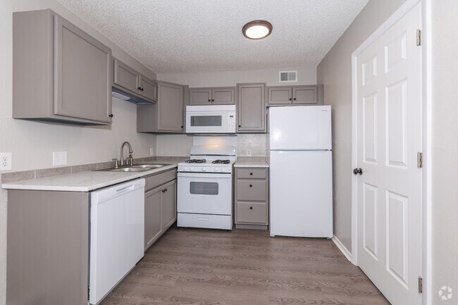 2BR, 1BA - 719SF - Kitchen