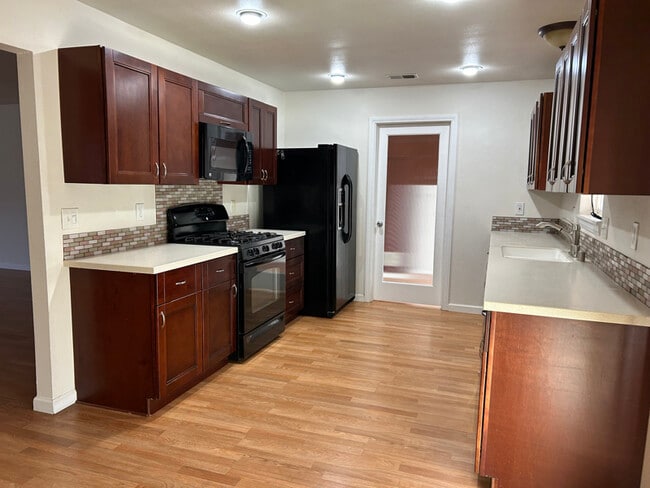 Building Photo - 705 W Graaf Ave