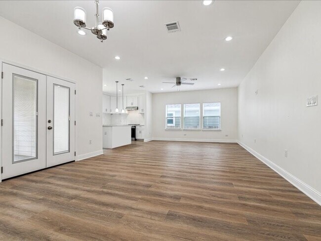 Photo - 915 E 37th St