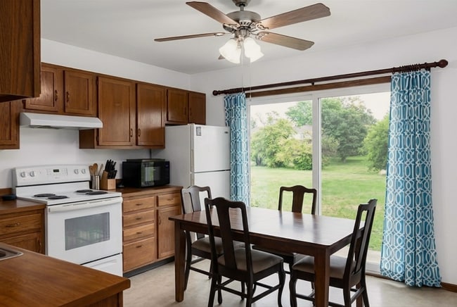 Cocina con puertas corredizas que dan al patio trasero. - 2021 Frisch Rd