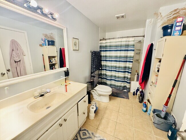Charming 3-Bed Gem in the Heart of Minneapolis - Cozy Lower level duplex.